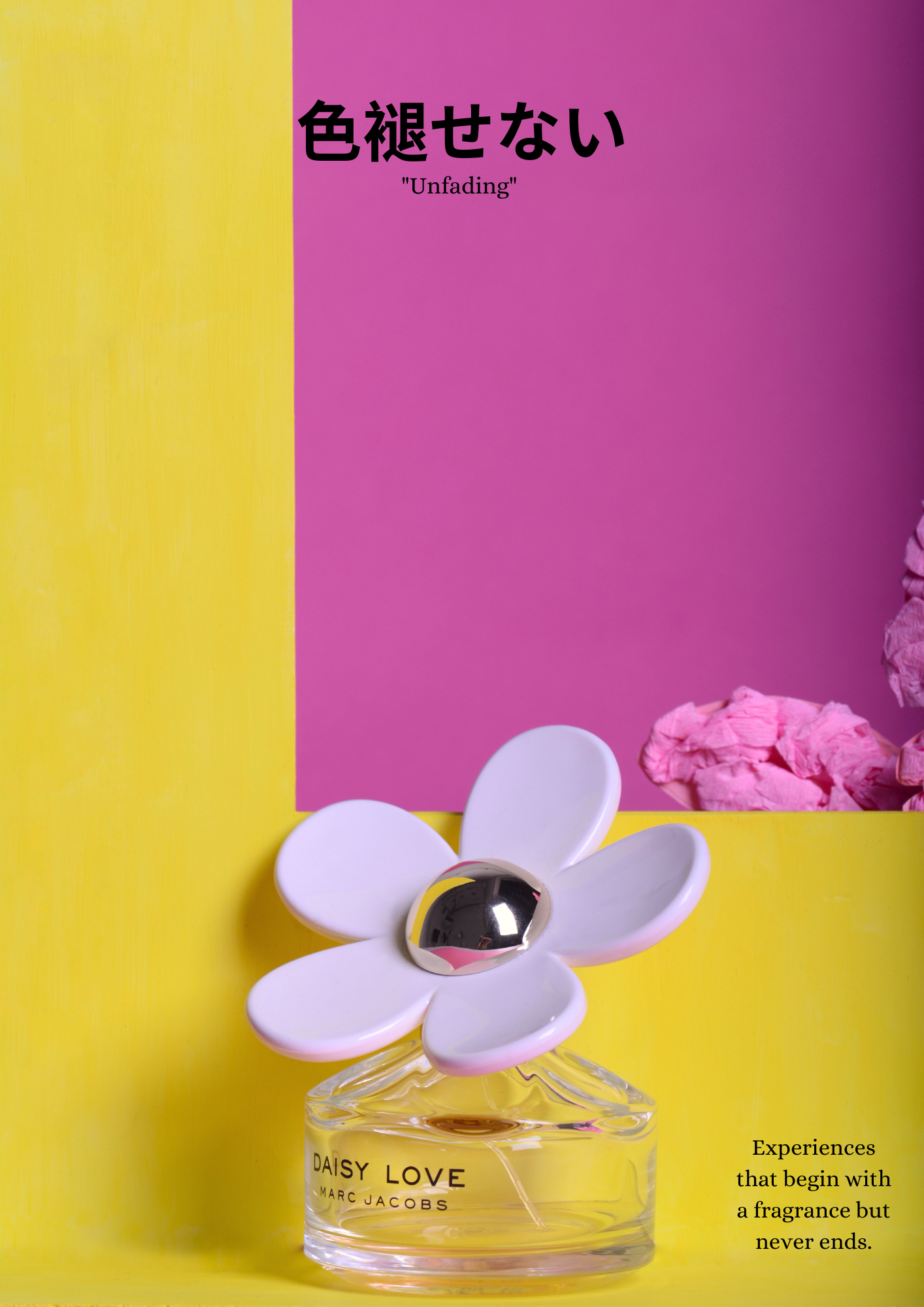 Pieza editorial de foto producto: frasco de perfume Daisy Love de Marc Jacobs con tapa de margarita blanca sobre bloques de color amarillo y magenta, con tipografía japonesa "色褪せない" (Unfading).