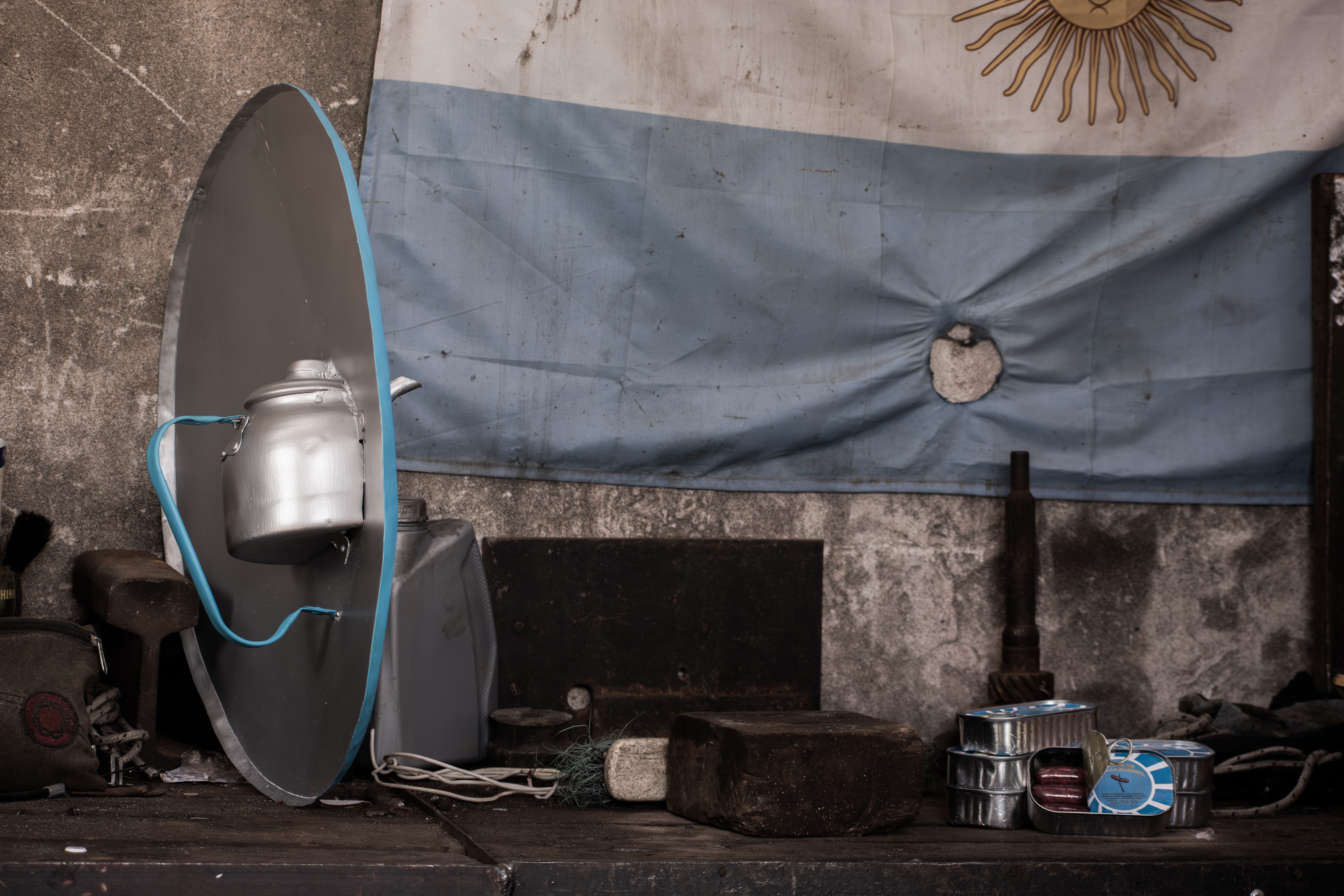 Artefacto de la serie sobre identidad argentina: la pava como objeto de cohesión cotidiana.