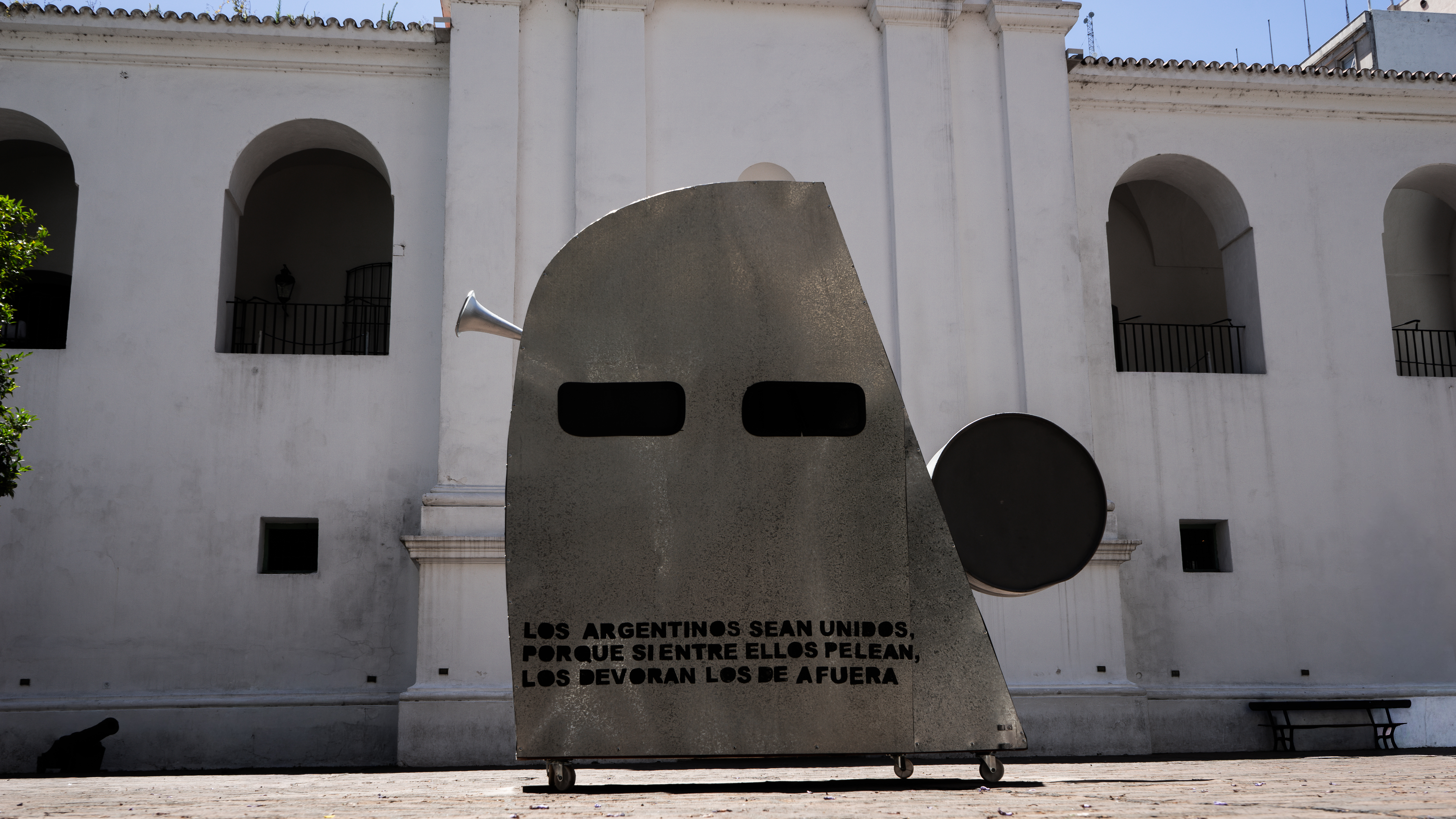 Artefacto de la serie sobre identidad argentina: el vehículo como objeto de cohesión cotidiana.